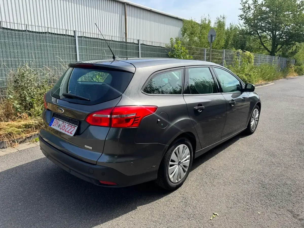 Gebraucht Ford Focus Business Edition 125 PS (91 kW) 2015 Grau Kombi