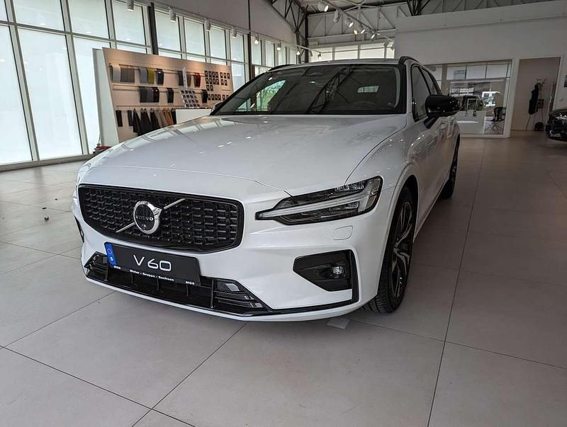 Gebraucht Volvo V60 Plus 197 PS (144 kW) 2024 Crystal white pearl / metallic Kombi