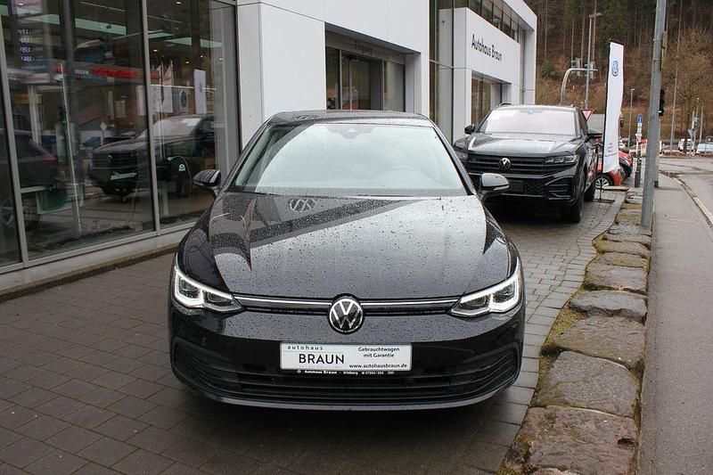 Gebraucht VW Golf VIII Life 110 PS (80 kW) 2021 Deep black perleffekt Limousine