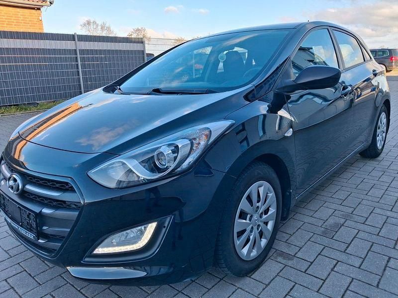 Gebraucht Hyundai i30 Trend 101 PS (74 kW) 2016 Schwarz Limousine