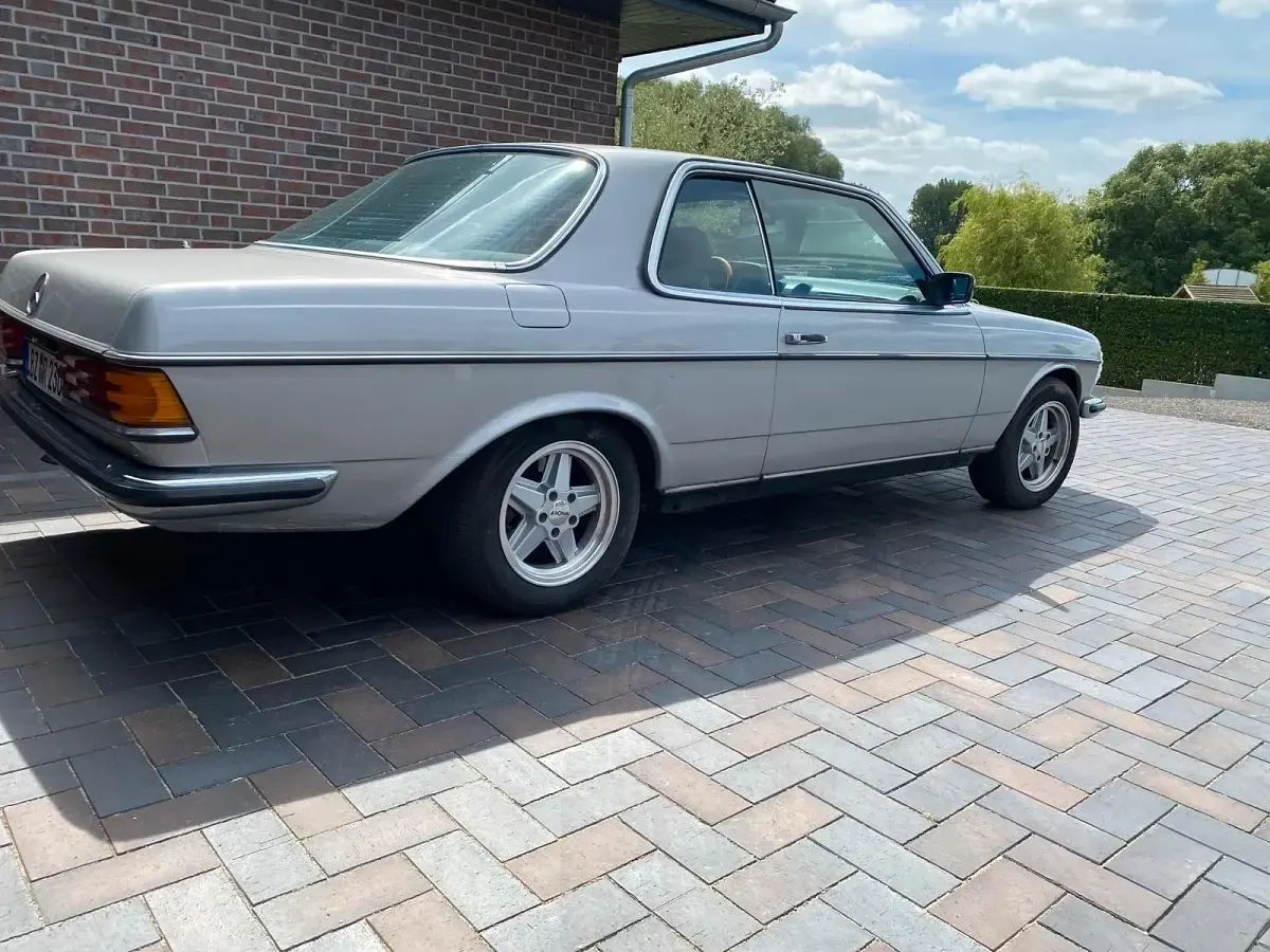 Gebraucht Mercedes 230 136 PS (100 kW) 1982 Silber Coupé
