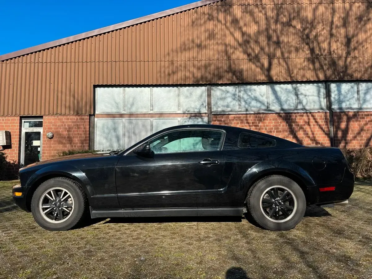 Second-hand Ford Mustang 218 CP (160 kW) 2006 Negru Coupe