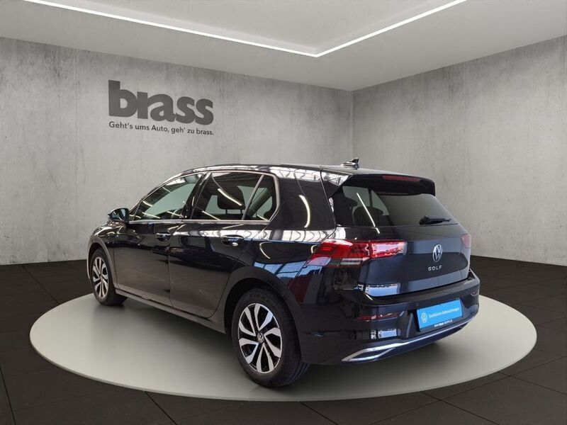 Gebraucht VW Golf VIII Active 116 PS (85 kW) 2022 Deep black perleffekt Limousine