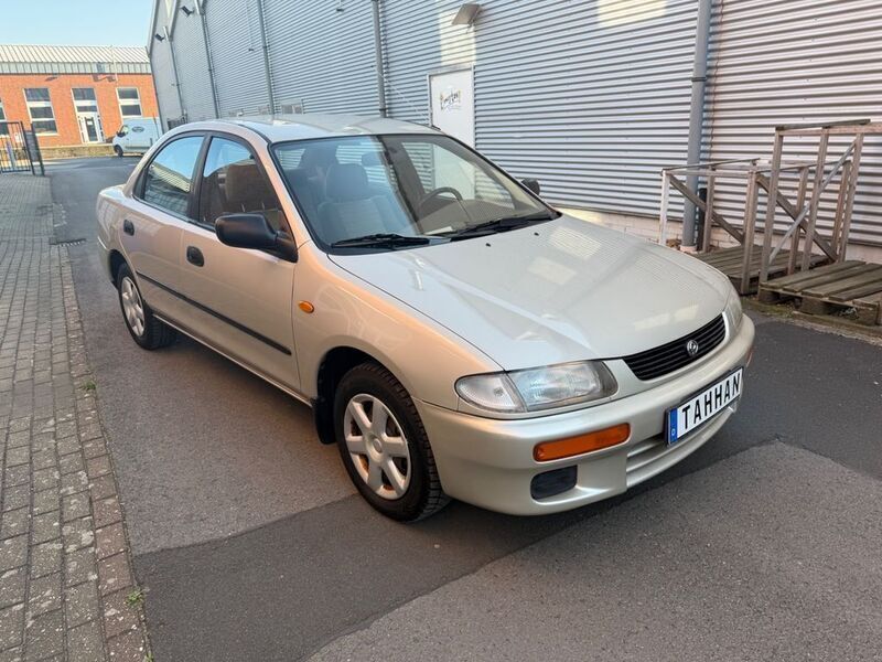 Grau Gebraucht 1996 Mazda 323 Limousine | 2.590 € (Fairer Preis) - Bild 1/4