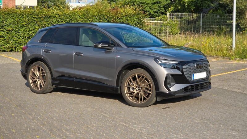 Grau Gebraucht 2023 Audi Q4 e-tron Edition .1 SUV | 37.860 € (Superpreis) - Bild 1/4