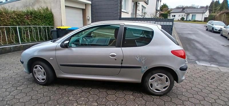 Gebraucht Peugeot 206 60 PS (44 kW) 2003 Silber Kleinwagen