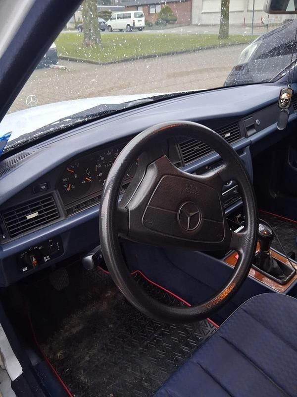 Gebraucht Mercedes 190 72 PS (52 kW) 1992 Weiß Limousine