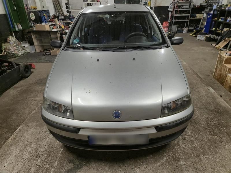 Grau Gebraucht 2002 Fiat Punto Kleinwagen | 800 € (Fairer Preis) - Bild 1/4
