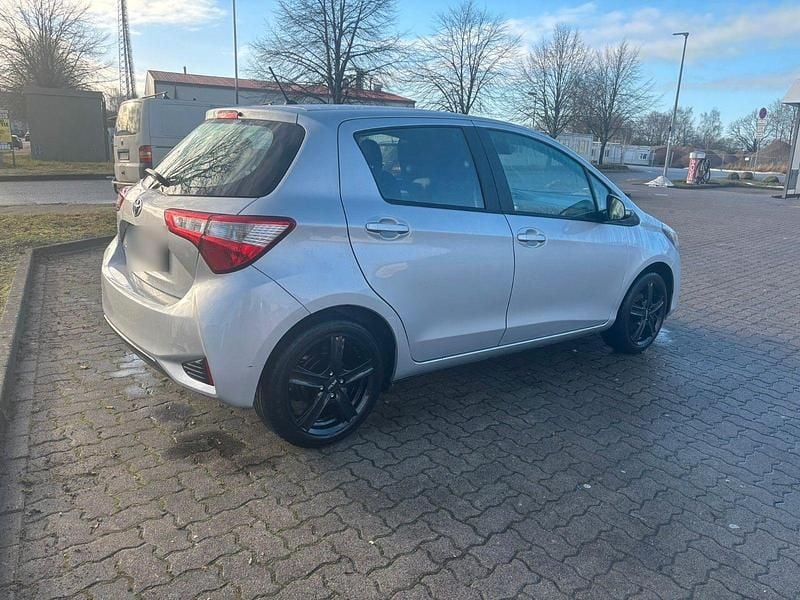 Gebraucht Toyota Yaris 72 PS (52 kW) 2019 Silber Limousine