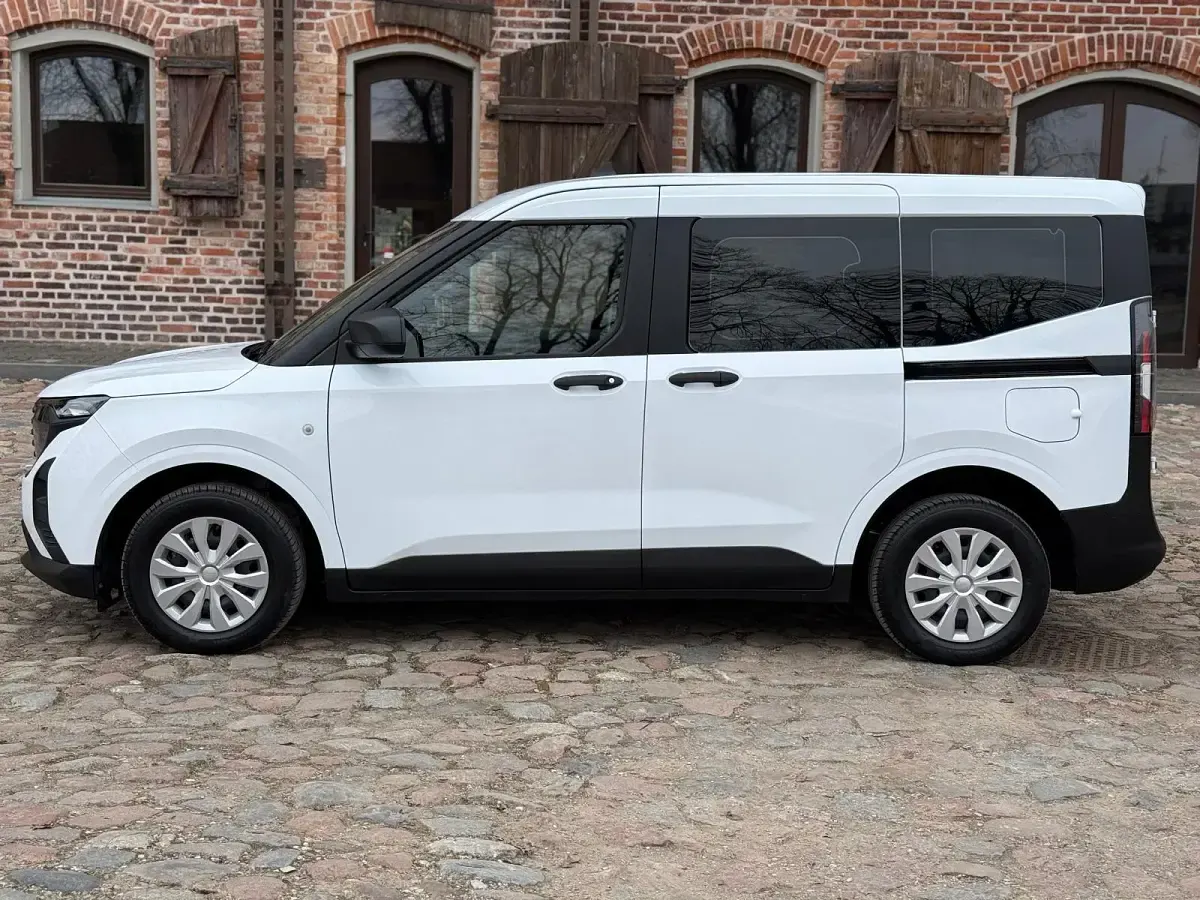 Second-hand Ford Transit 101 CP (74 kW) 2025 Alb Monovolum