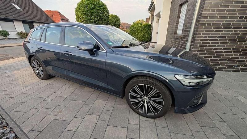 Blau Gebraucht 2019 Volvo V60 Inscription Kombi | 20.999 € (Fairer Preis) - Bild 1/4