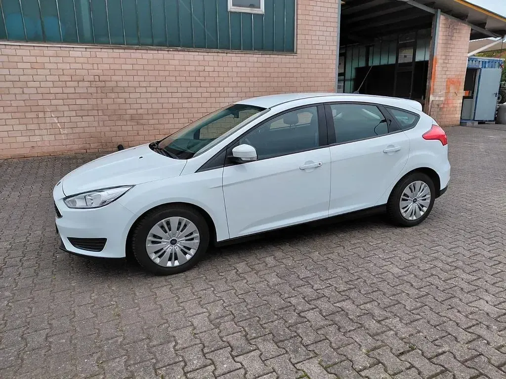Gebraucht Ford Focus Trend 125 PS (91 kW) 2016 Weiß Limousine