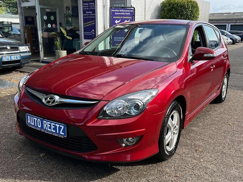 Rot Gebraucht 2011 Hyundai i30 Limousine | 5.990 € (Teuer) - Bild 1/4