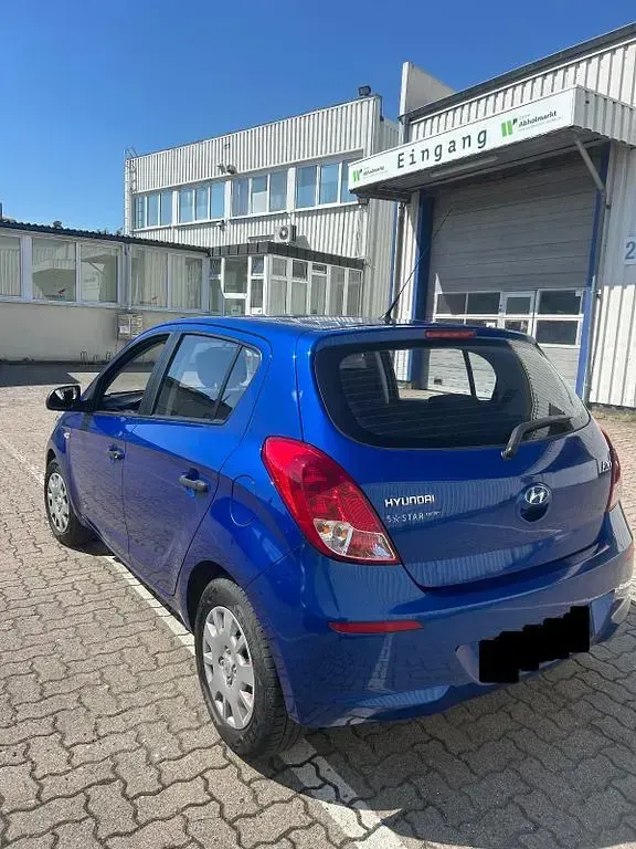 Gebraucht Hyundai i20 Edition 86 PS (63 kW) 2013 Blau Kleinwagen