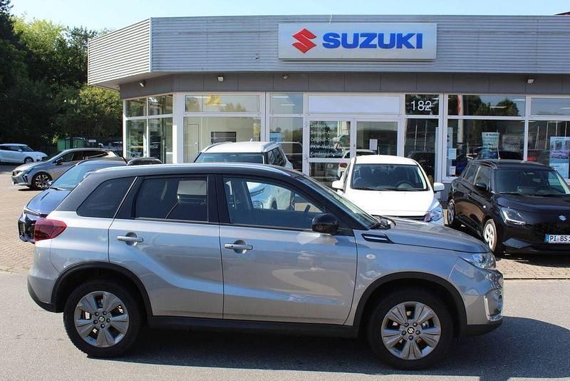 Grau Gebraucht 2024 Suzuki Vitara Comfort SUV | 23.880 € (Fairer Preis) - Bild 1/4