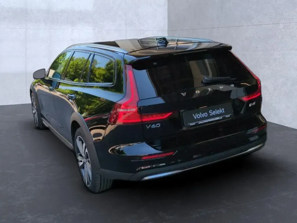 Gebraucht Volvo V60 Plus 197 PS (144 kW) 2023 Black solid stone / solid Kombi
