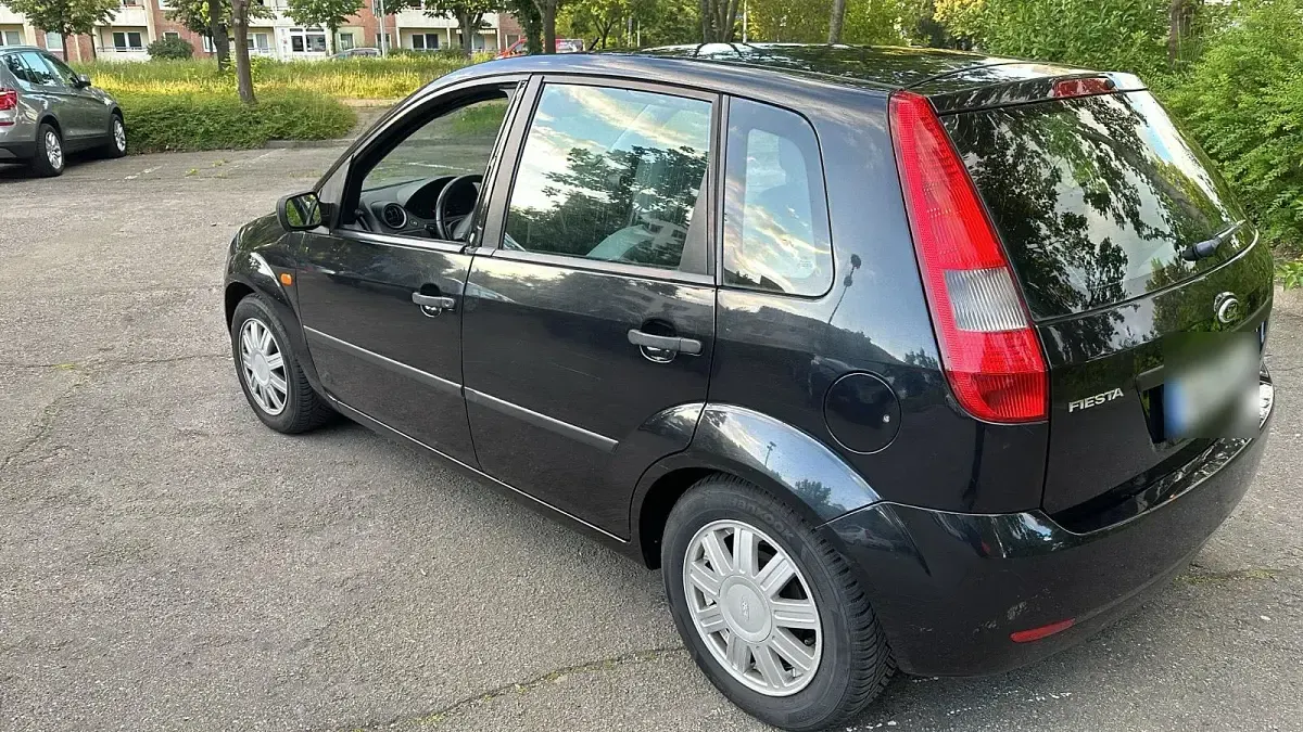 Gebraucht Ford Fiesta 69 PS (50 kW) 2004 Schwarz Kleinwagen