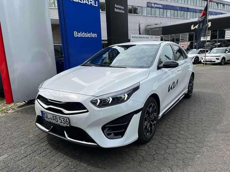 Weiß Gebraucht 2025 Kia Ceed GT-Line Limousine | 29.450 € (Fairer Preis) - Bild 1/4