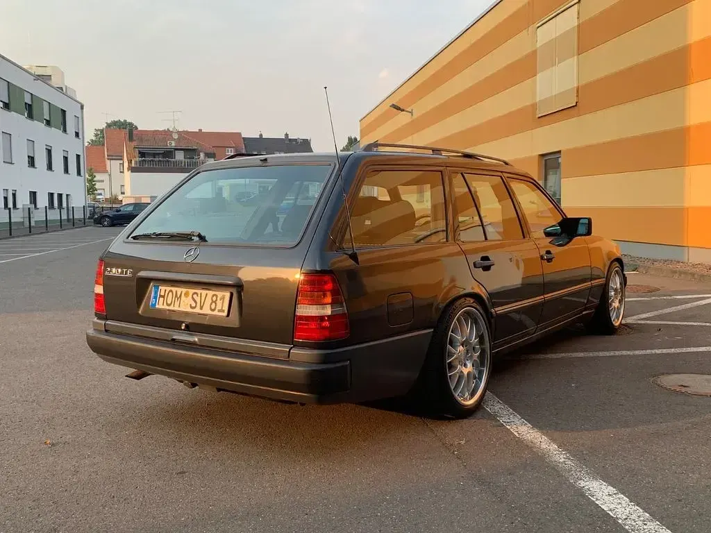 Gebraucht Mercedes 230 132 PS (97 kW) 1989 Schwarz Limousine