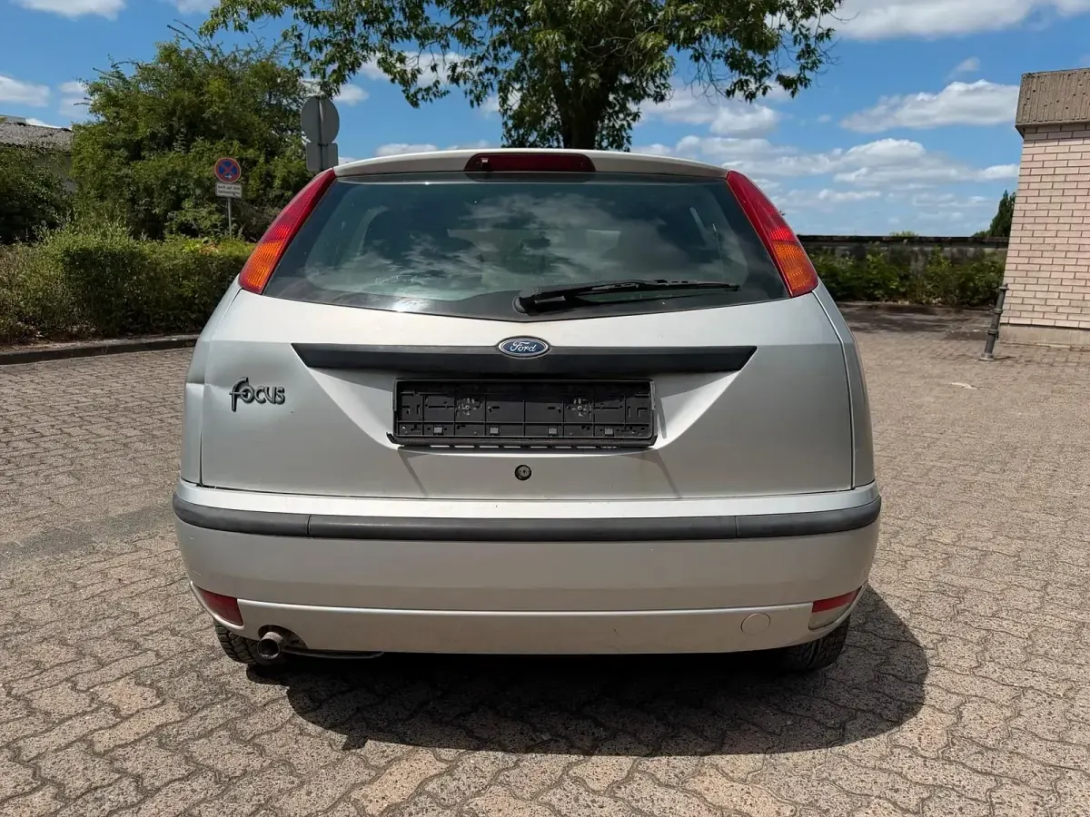 Gebraucht Ford Focus 75 PS (55 kW) 2002 Silber Limousine