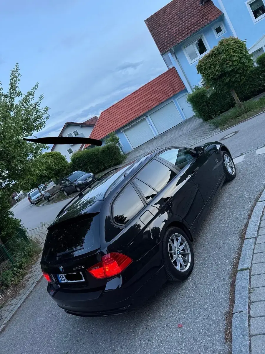 Gebraucht BMW 320 177 PS (130 kW) 2009 Schwarz Kombi