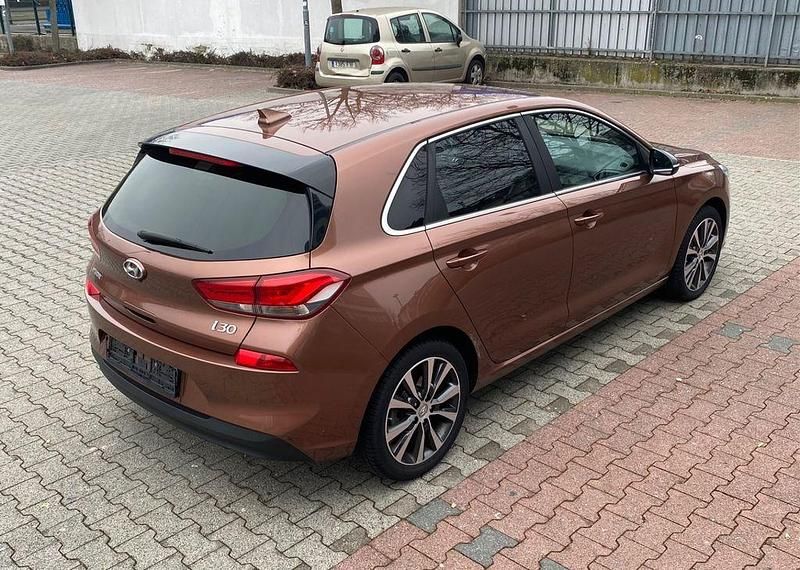 Gebraucht Hyundai i30 120 PS (88 kW) 2017 Braun Limousine