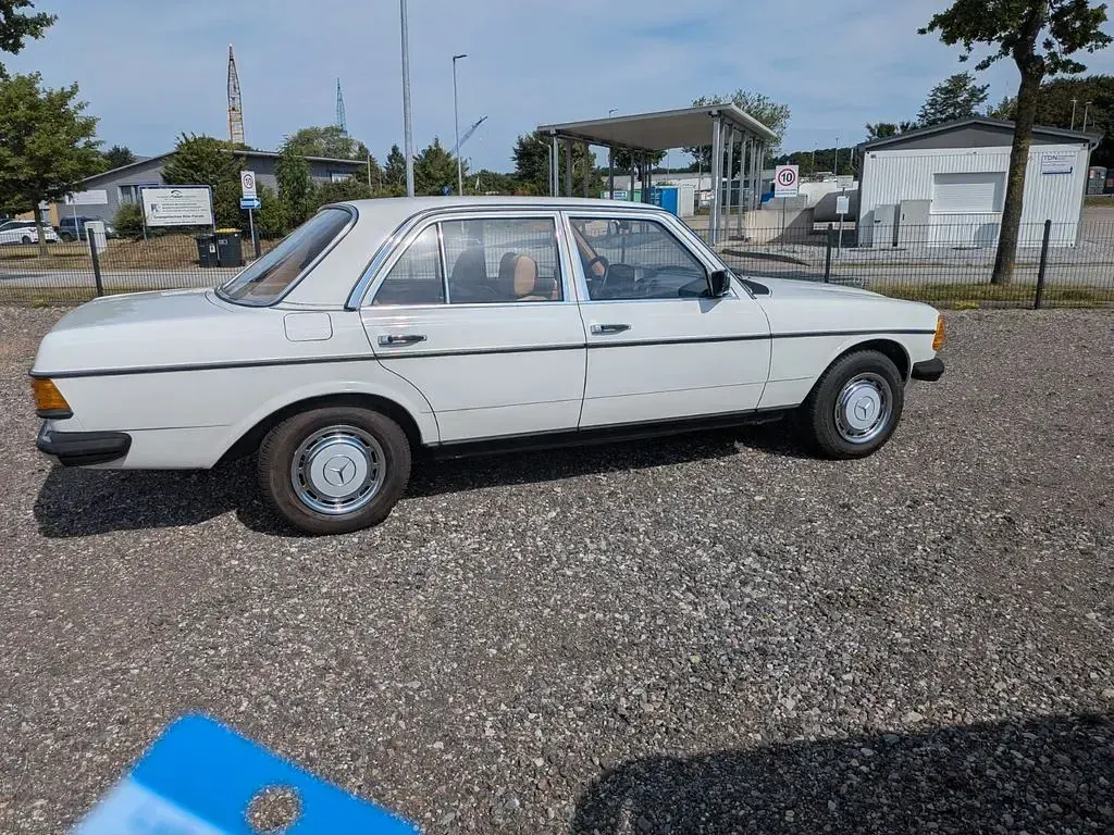 Gebraucht Mercedes 200 60 PS (44 kW) 1981 Weiß Limousine