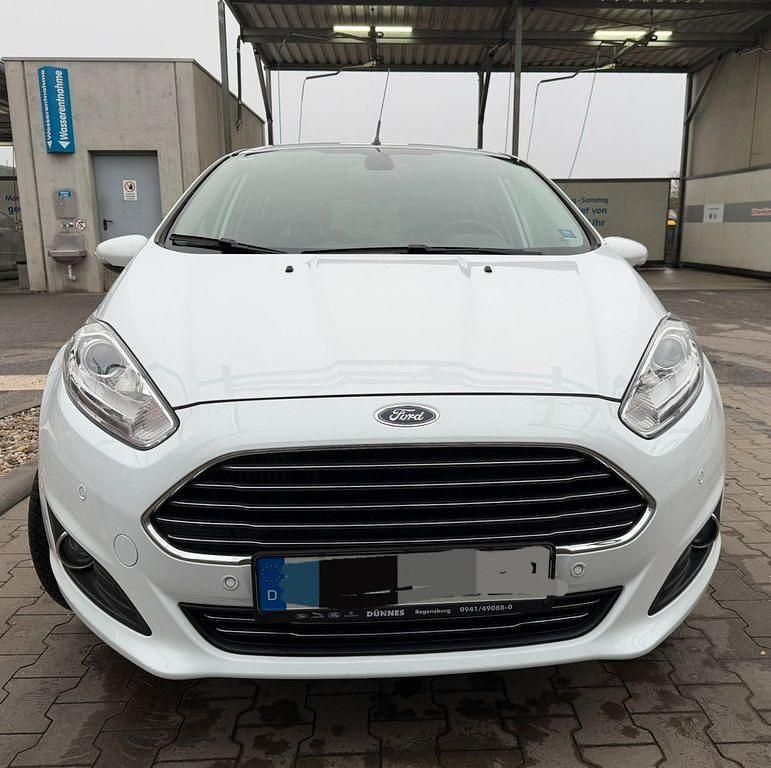 Gebraucht Ford Fiesta Titanium 95 PS (69 kW) 2015 Weiß Limousine
