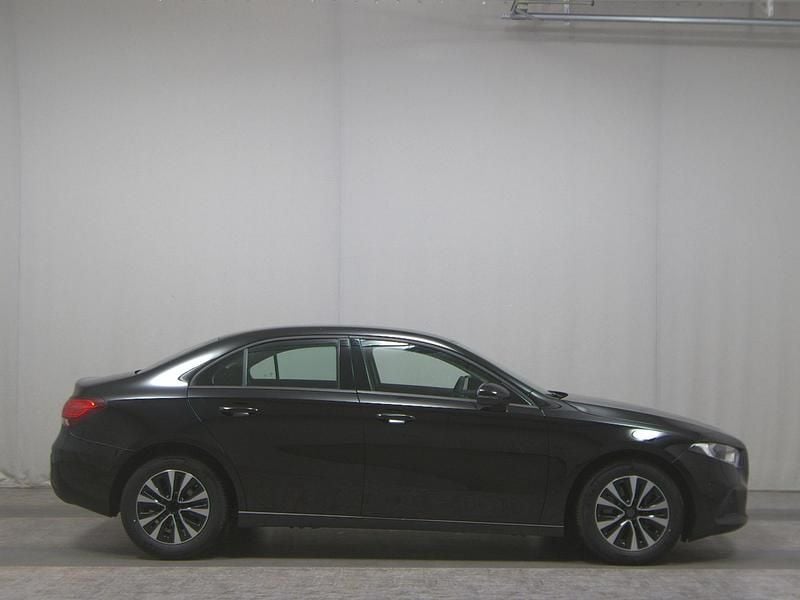 Schwarz Gebraucht 2021 Mercedes A180 Limousine | 18.480 € (Superpreis) - Bild 1/4