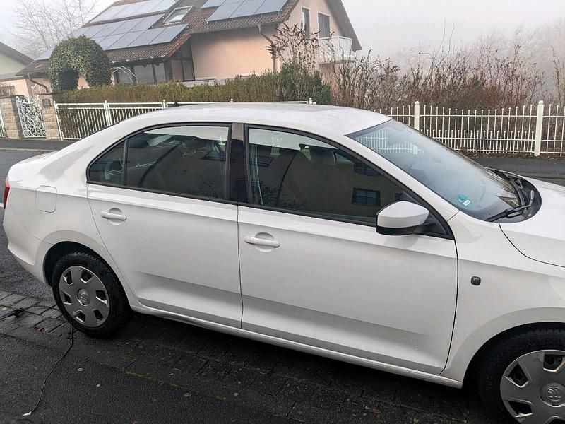 Gebraucht Skoda Rapid 105 PS (77 kW) 2013 Weiß Limousine