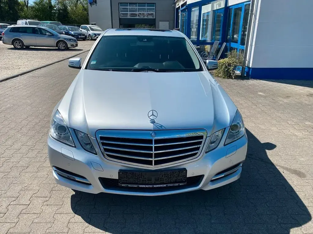 Gebraucht Mercedes E300 231 PS (169 kW) 2011 Iridiumsilber Limousine