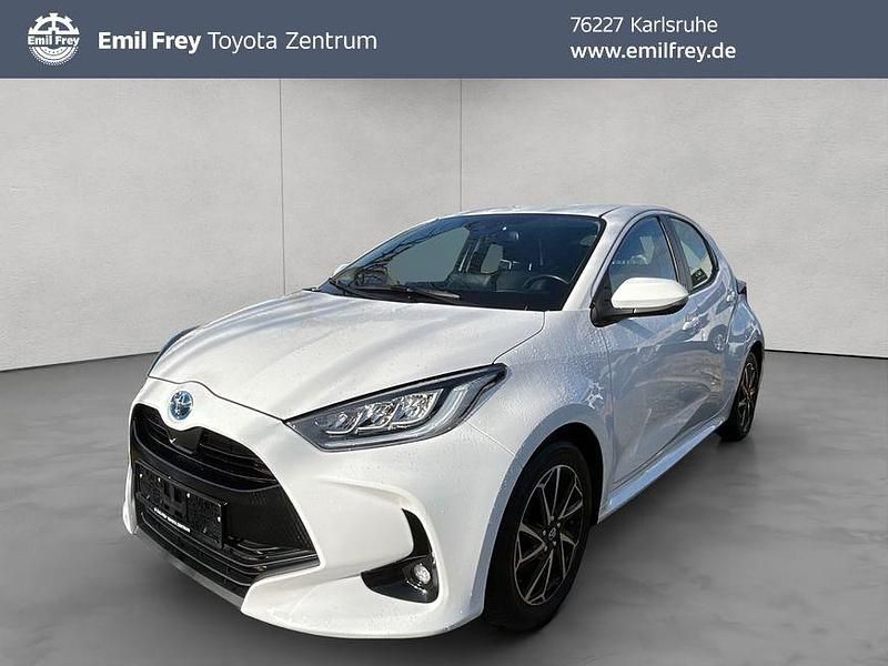Weiß Gebraucht 2022 Toyota Yaris Hybrid Team Limousine | 13.990 € (Superpreis) - Bild 1/4