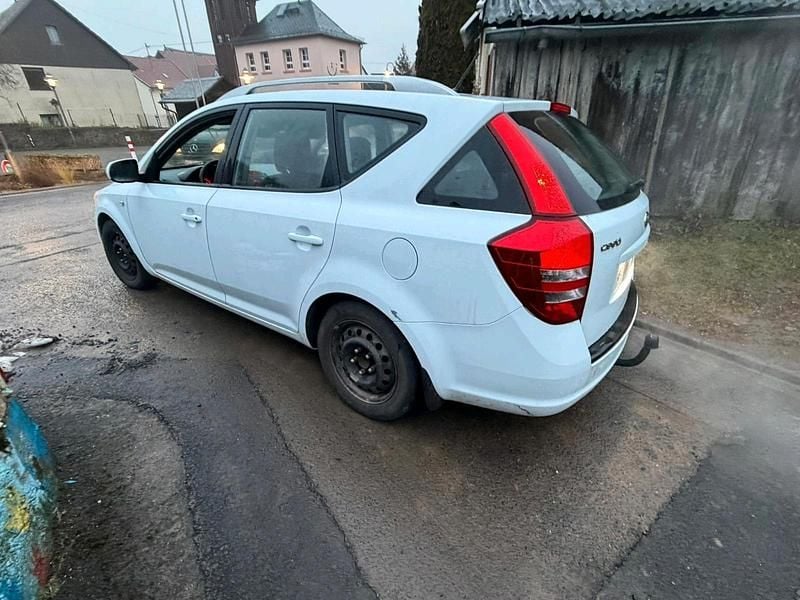 Gebraucht Kia Ceed 105 PS (77 kW) 2012 Weiß Kleinwagen