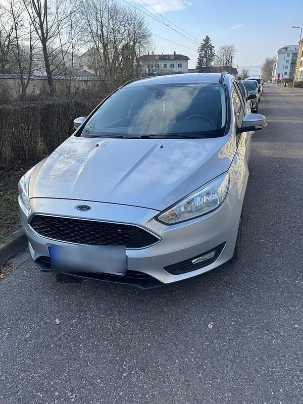 Silber Gebraucht 2015 Ford Focus Limousine | 8.500 € (Teuer) - Bild 1/4