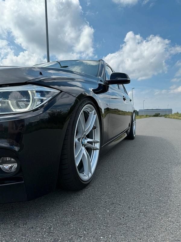 Schwarz Gebraucht 2018 BMW 330 M Sport Kombi | 17.999 € (Fairer Preis) - Bild 1/4
