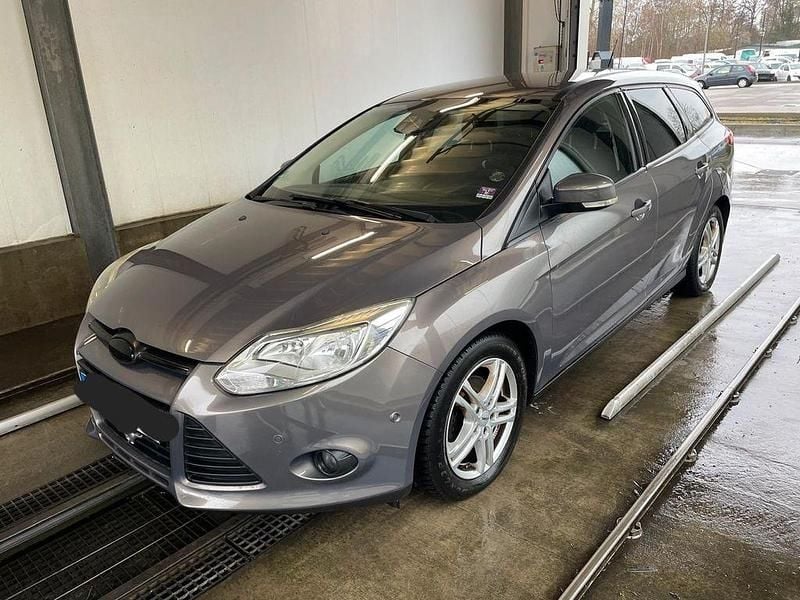 Gebraucht Ford Focus Trend 125 PS (91 kW) 2014 Andere farben Limousine