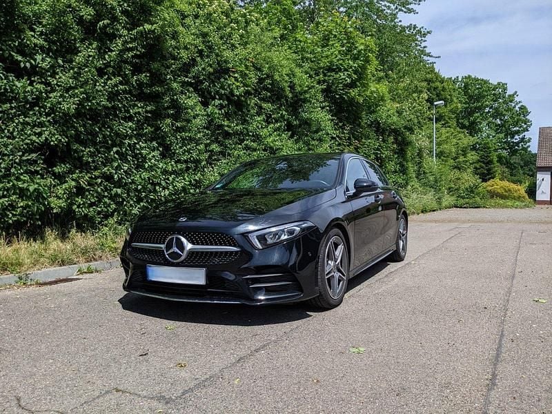Schwarz Gebraucht 2022 Mercedes A200 AMG line Kleinwagen | 27.499 € (Fairer Preis) - Bild 1/4