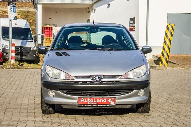 Gebraucht Peugeot 206 Style 75 PS (55 kW) 1999 Silber Kleinwagen