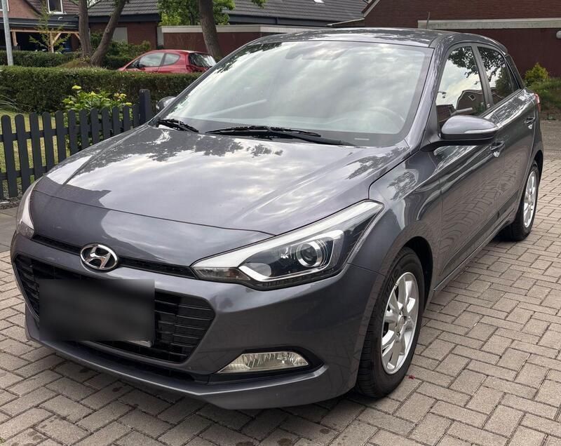 Grau Gebraucht 2016 Hyundai i20 Passion Kleinwagen | 7.495 € (Fairer Preis) - Bild 1/4