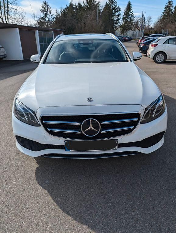 Weiß Gebraucht 2019 Mercedes E300 Limousine | 22.800 € (Superpreis) - Bild 1/4