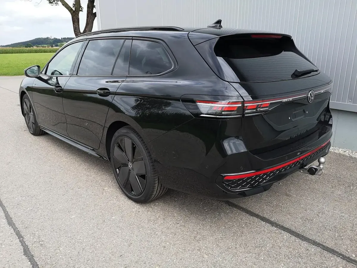 Neu VW Passat R-line 193 PS (141 kW) 2025 Grenadilschwarz metallic Kombi
