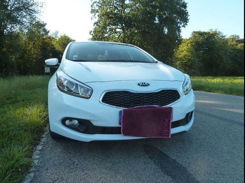 Weiß Gebraucht 2012 Kia Ceed Edition 7 Kleinwagen | 7.000 € - Bild 1/4