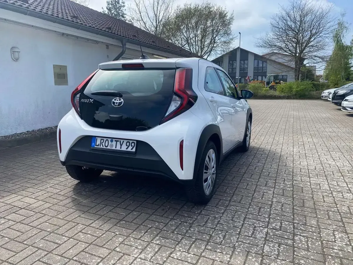 Gebraucht Toyota Aygo Play 72 PS (52 kW) 2022 Super white 2 Kleinwagen