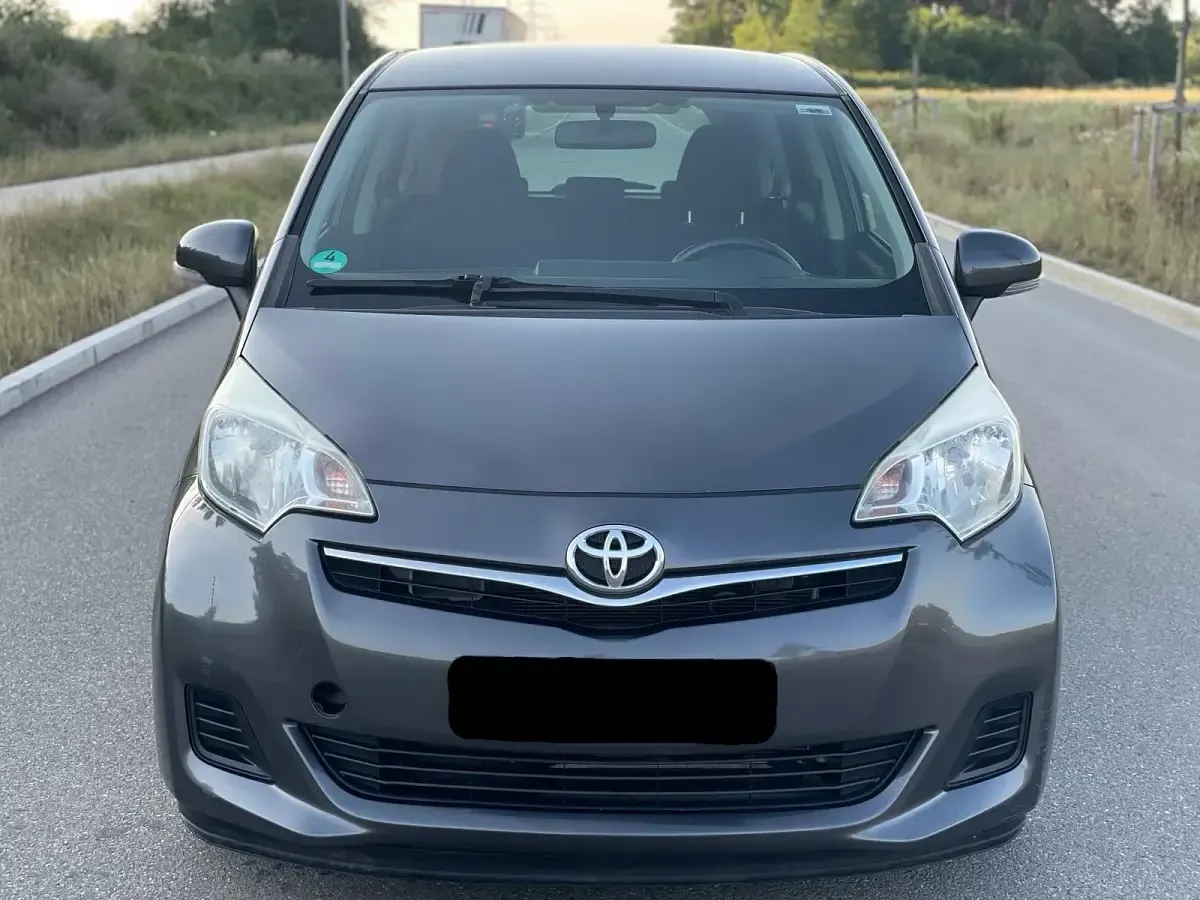 Gebraucht Toyota Verso-S 99 PS (72 kW) 2012 Grau Van / Kleinbus