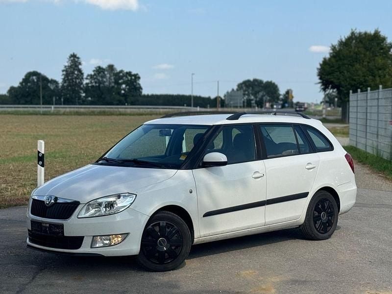 Weiß Gebraucht 2011 Skoda Fabia Ambiente Kombi | 1.799 € (Fairer Preis) - Bild 1/4