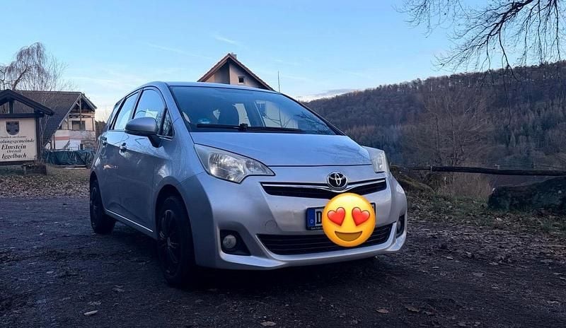 Silber Gebraucht 2011 Toyota Verso-S Van / Kleinbus | 6.500 € (Fairer Preis) - Bild 1/4