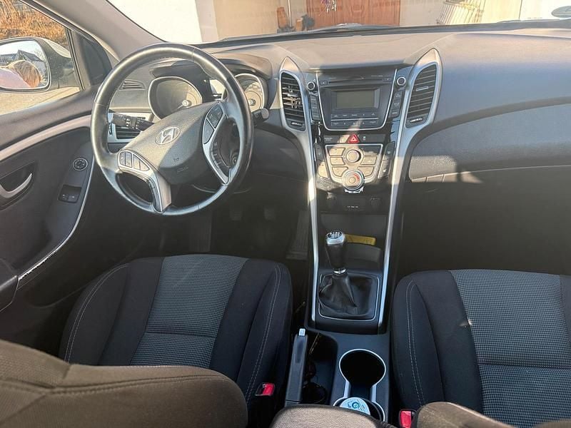 Gebraucht Hyundai i30 99 PS (72 kW) 2013 Weiß Limousine