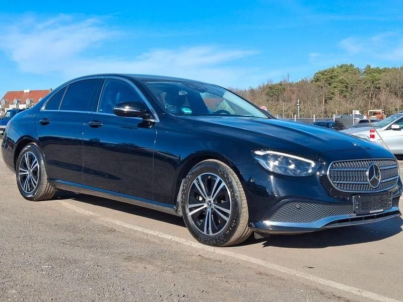 Gebraucht Mercedes E220 200 PS (147 kW) 2022 Schwarz Limousine