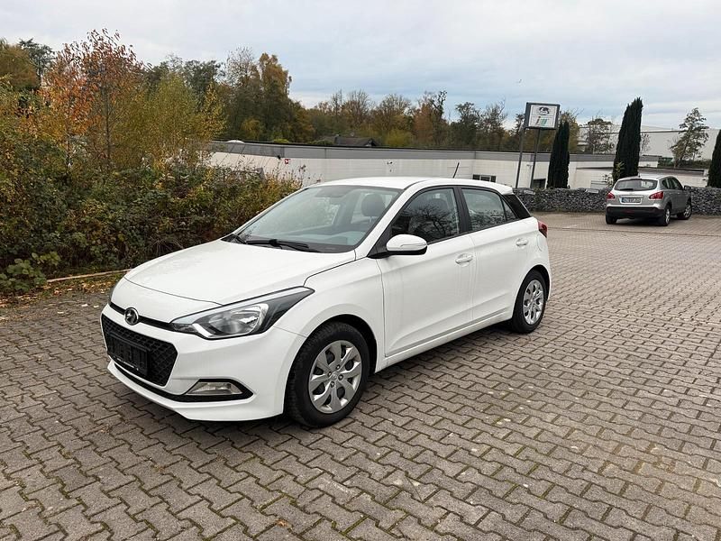 Weiß Gebraucht 2017 Hyundai i20 Kleinwagen | 6.989 € (Guter Preis) - Bild 1/4