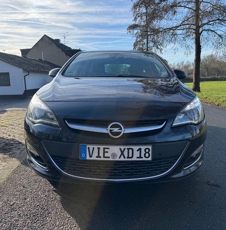 Gebraucht Opel Astra Edition 140 PS (102 kW) 2013 Schwarz Limousine